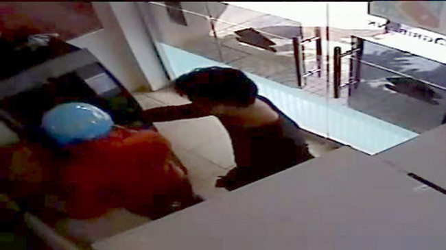 Nghi phạm bị camera ngân hàng ghi lại. Ảnh: Ngân hàng cung cấp