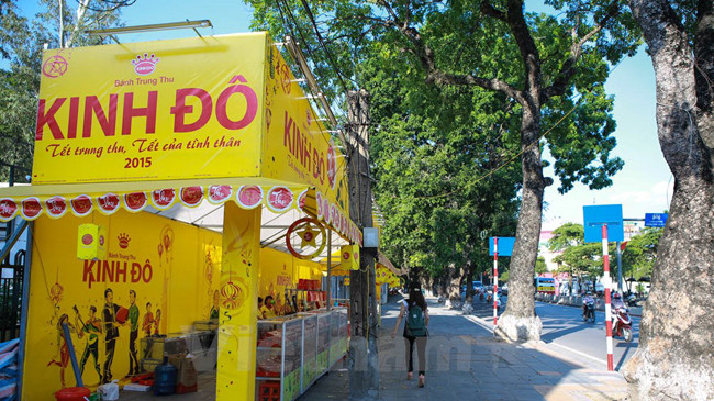 Dạo một vòng các quận nội thành Hà Nội không khó để bắt gặp những quầy hàng ngang nhiên dựng lên giữa vỉa hè gây mất mỹ quan đô thị. 