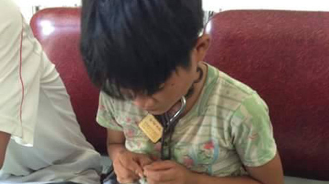 Sỹ lúc được người dân phát hiện dẫn vào trụ sở công an. Ảnh: Người dân cung cấp.