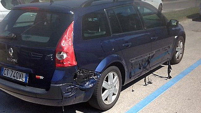 Bộ phận ôtô chảy nhựa dưới trời nắng nóng. Ảnh: Daily Mail