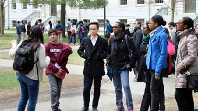 Trường Nam (đứng thứ ba từ bên trái) giao lưu với các sinh viên quốc tế.