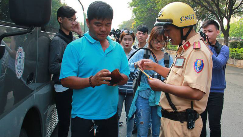 Tài xế ngỡ ngàng khi bị xử phạt vì khách không thắt dây an toàn