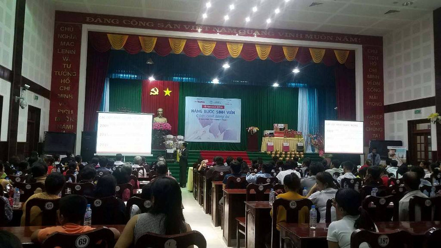 16 sinh viên nghèo ở Long An nhận học bổng "Nâng bước sinh viên-chắp cánh tương lai".