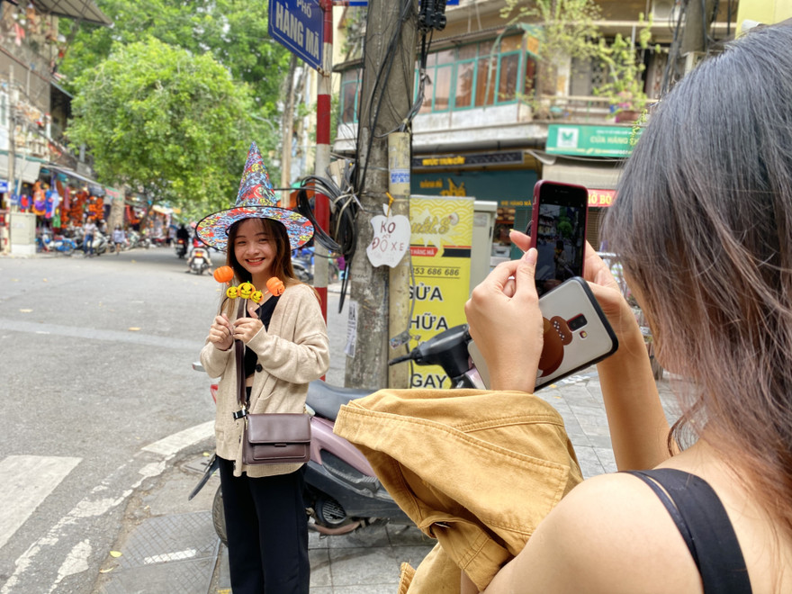 Phố Hàng Mã đồ chơi càng kinh dị càng đắt khách dịp Halloween