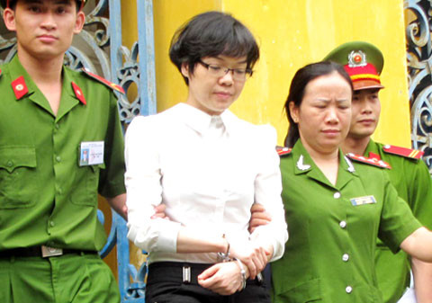 Huyền Như bị dẫn giải rời tòa