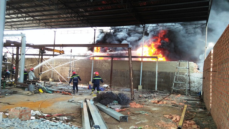 Xưởng phế liệu cháy ngùn ngụt.