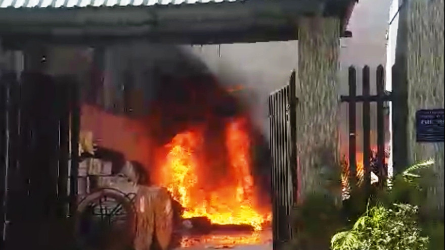 Khu nhà kho cháy nghi ngút sáng 7/3.