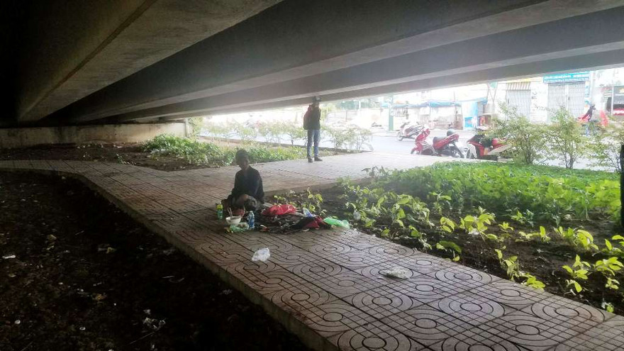 Gầm cầu nơi người đàn ông tử vong trong lúc nhậu.