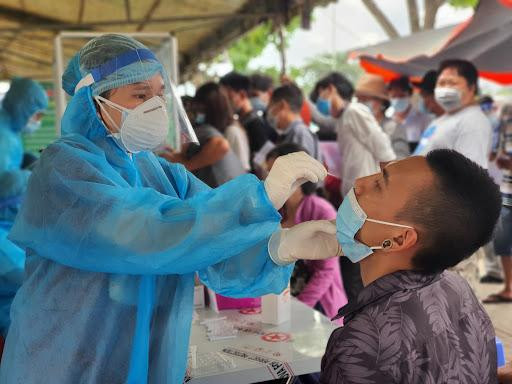 Lái xe vận tải khổ vì test COVID-19 liên tục.