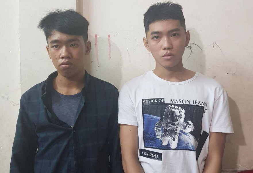 Hai tên cướp điện thoại của du khách bị bắt.