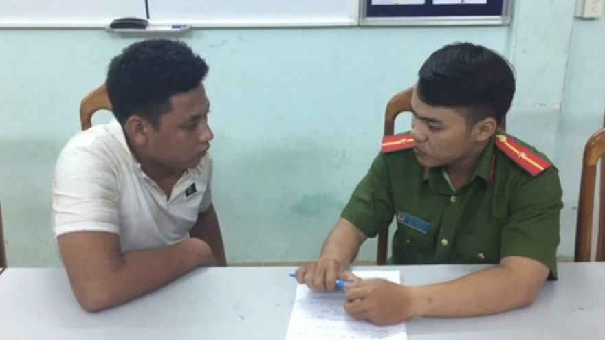 Công an lấy lời khai điều tra vụ việc.