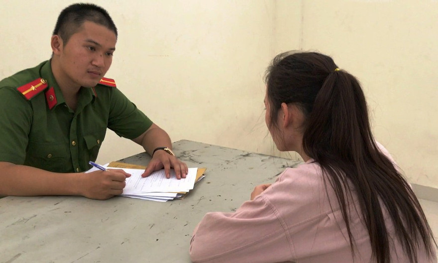 "Tú bà" Nguyễn Thị Thuý Hằng tại công an.