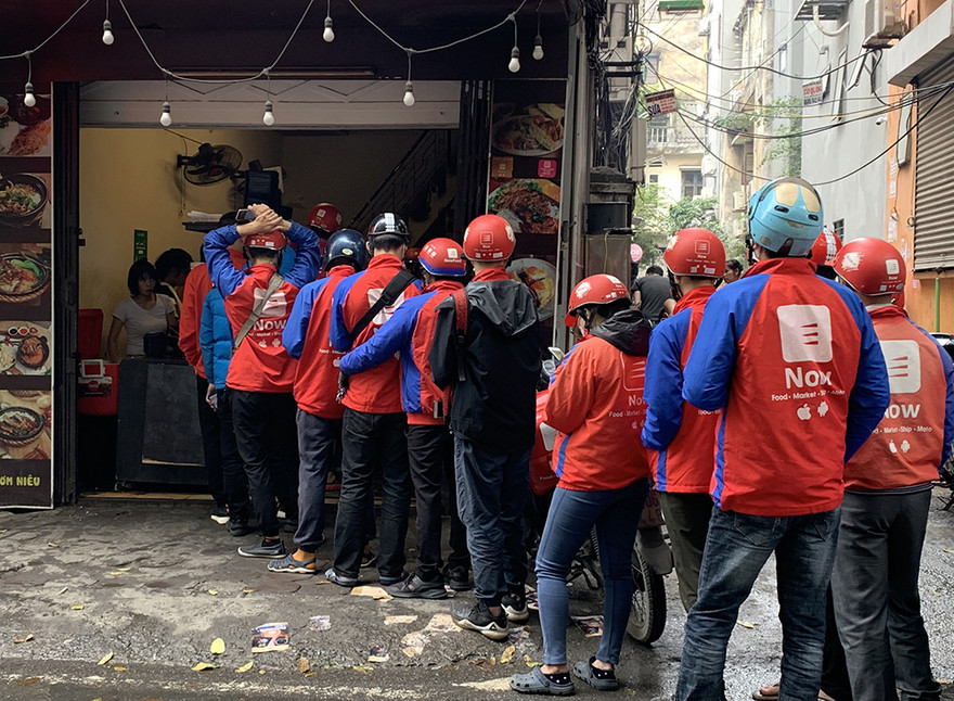 Khách hàng gọi điện mua đồ ăn qua mạng với số lượng nhiều vì ngại dịch virus Corona lây lan và được vận chuyển qua shipper 