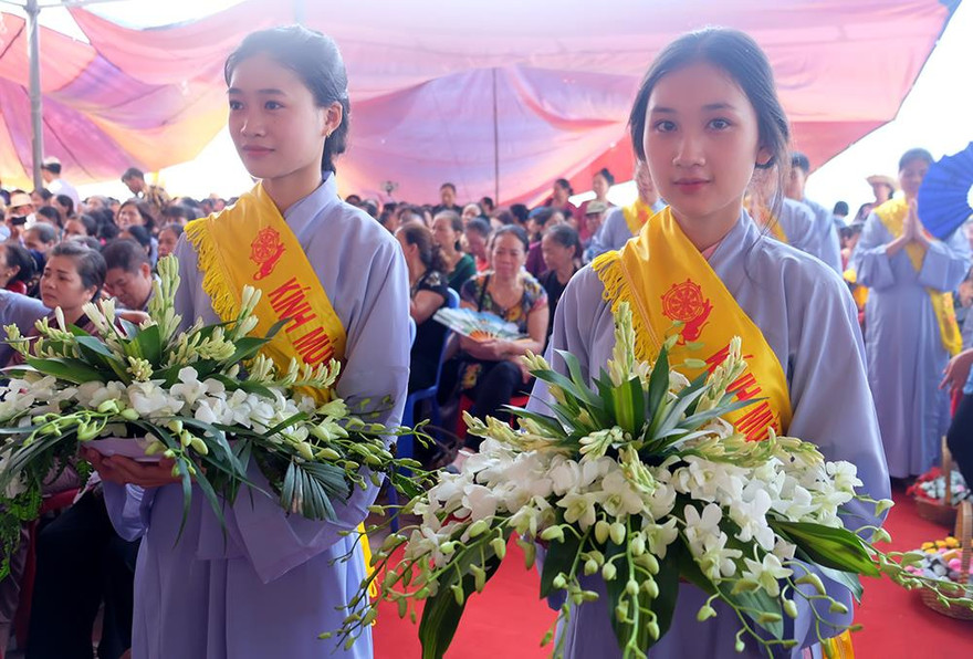 Ngàn người đổ về làm lễ Vu Lan báo hiếu nơi linh thiêng Ngọa Vân