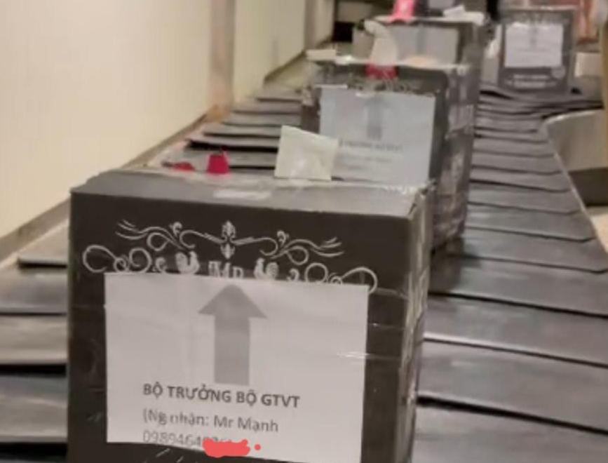 Những thùng hàng ký gửi qua máy bay từ Hà Nội vào TPHCM ngày 26/4 vừa qua với nhãn ghi Bộ trưởng Bộ GTVT. Ảnh: BCL.