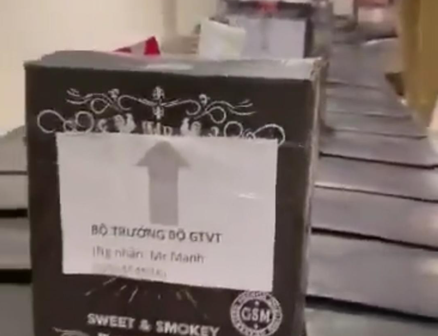 Hé lộ nơi làm việc của nhân viên 'mạo danh' Bộ trưởng GTVT gửi rượu qua máy bay