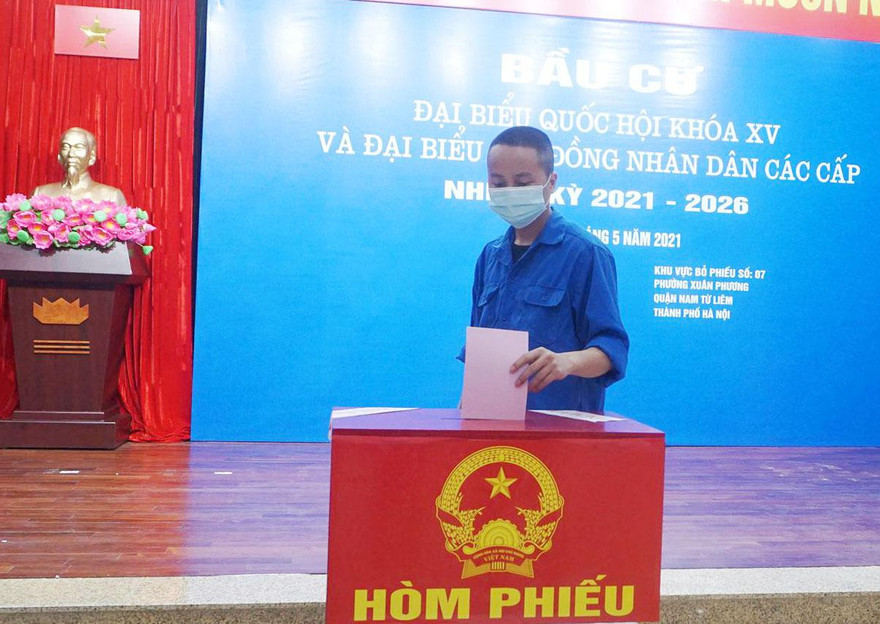 Những người bị tạm giam, tạm giữ thực hiện bầu cử tại Trại tạm giam số 1 Công an TP Hà Nội.