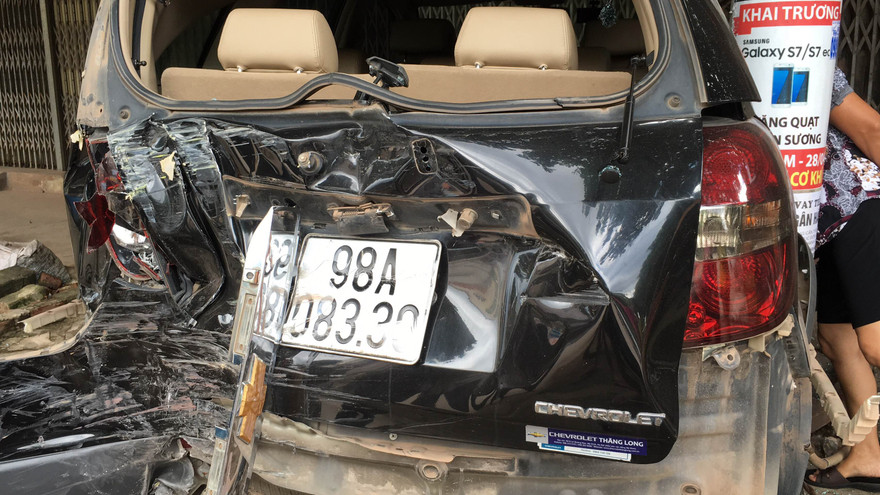 Một chiếc xe ô tô bị Việt Anh lao móp phía sau Photo: Nguyễn Trường