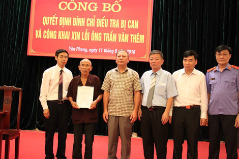 Trao quyết định đình chỉ điều tra cho ông Thêm. Ảnh: plo.vn