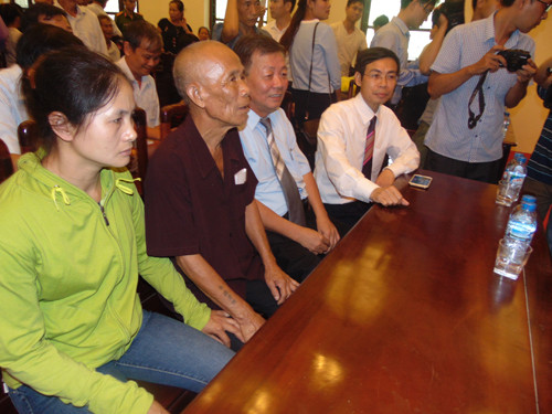 Ông Trần Văn Thêm và người thân tại buổi xin lỗi. Ảnh: Nguyễn Trường.