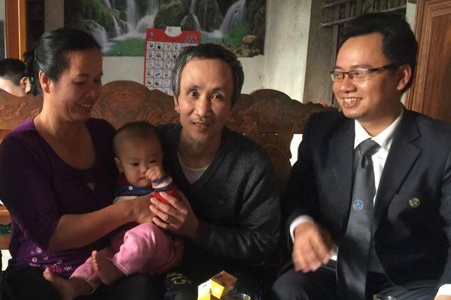 Luật sư Ngô Ngọc Trai (ngoài cùng bên phải) được ông Hàn Đức Long lựa chọn bảo vệ quyền lợi hợp pháp cho mình 