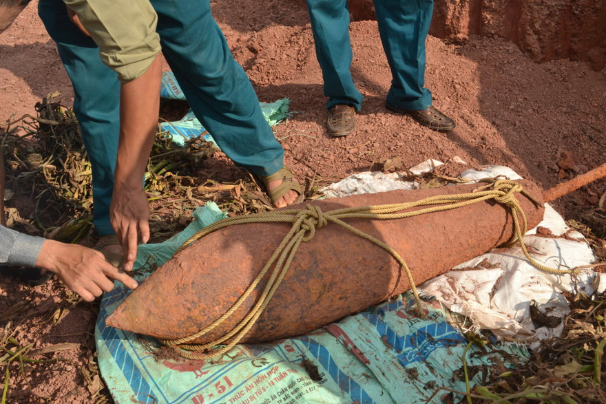 Lực lượng chức năng xử lý quả bom. Ảnh: BGP