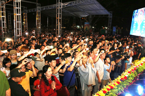 Hàng nghìn người dân chiêm bái Phật ngọc