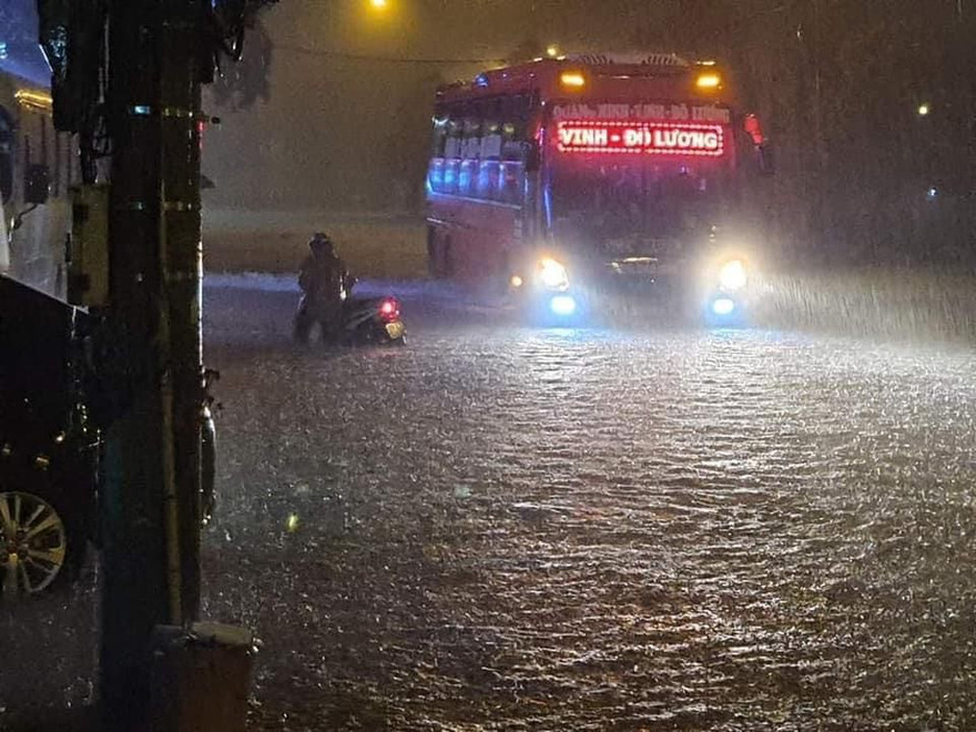 Mưa to không ngớt, người dân Nghệ An trắng đêm dọn đồ chạy lũ