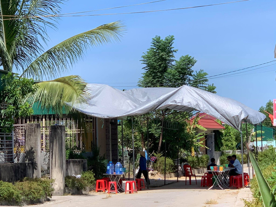 Kinh hãi phát hiện chồng nằm chết trên vũng máu lúc sáng sớm