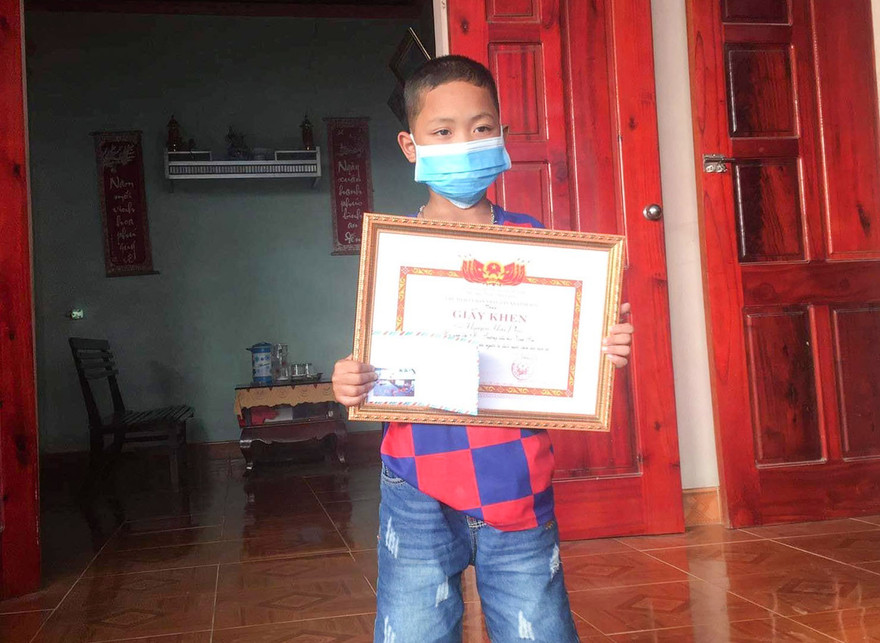 Tặng giấy khen cho cậu bé 8 tuổi cứu 2 em nhỏ thoát đuối nước