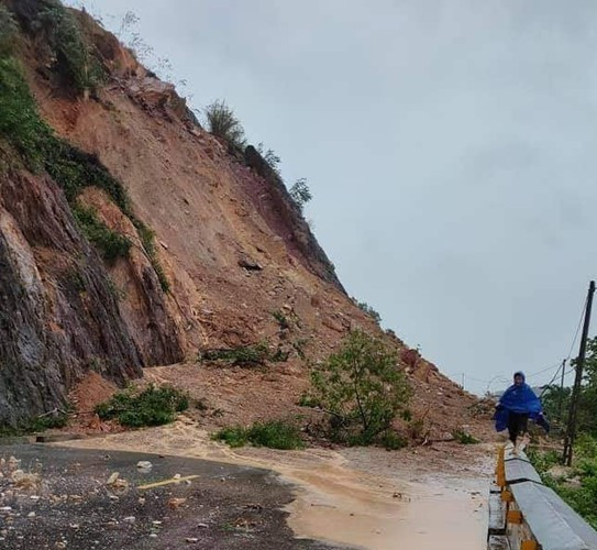 Tái sạt lở rú Nguộc ở Nghệ An, cấm phương tiện đi qua