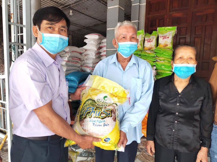 Vợ chồng giáo dân ủng hộ hơn 1 tấn gạo phòng dịch COVID-19