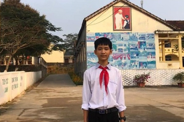 Em Lê Văn Tiến trả lại bọc tiền cho người đánh rơi.