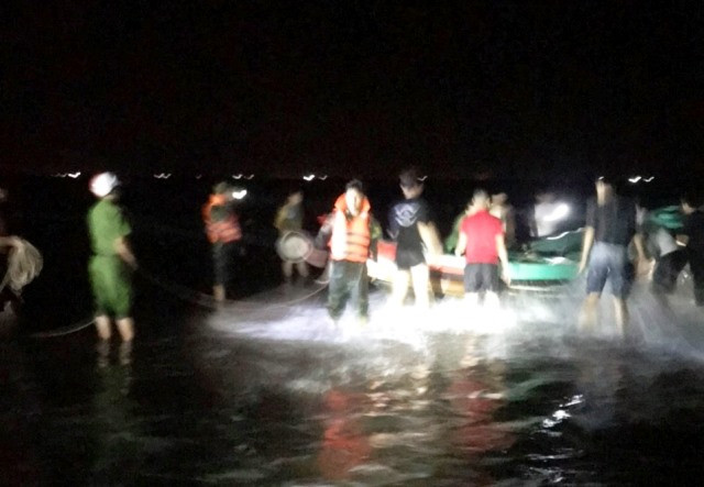 Cứu 7 chiếc thuyền cùng ngư dân bị lốc xoáy đánh chìm trên biển