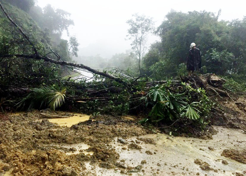Núi cao 15m sạt lở, đất đá chắn ngang trên QL8A đường lên Cửa khẩu Cầu Treo