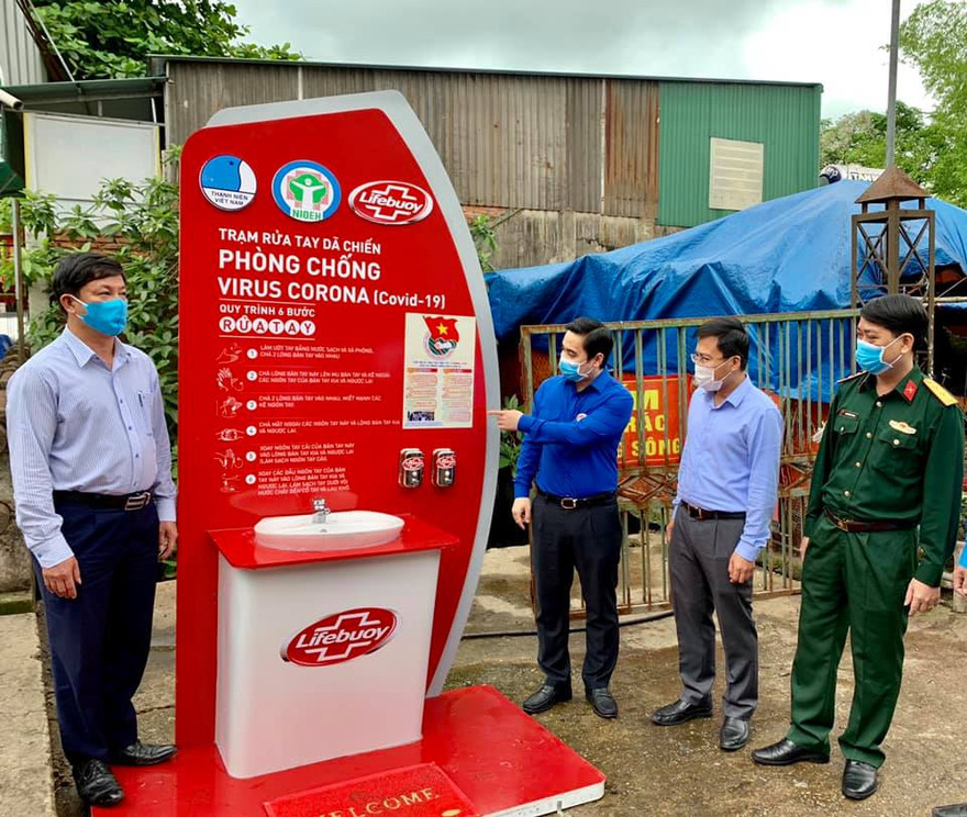 Đặt trạm rửa tay dã chiến phòng dịch tại trung tâm chợ lớn nhất Hà Tĩnh