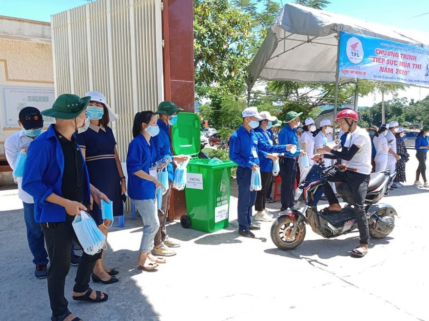 Hơn 1.000 thanh niên Hà Tĩnh ‘đội nắng’ tiếp sức mùa thi