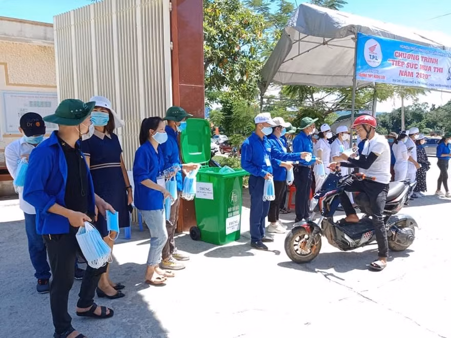 Hơn 1.000 thanh niên Hà Tĩnh ‘đội nắng’ tiếp sức mùa thi