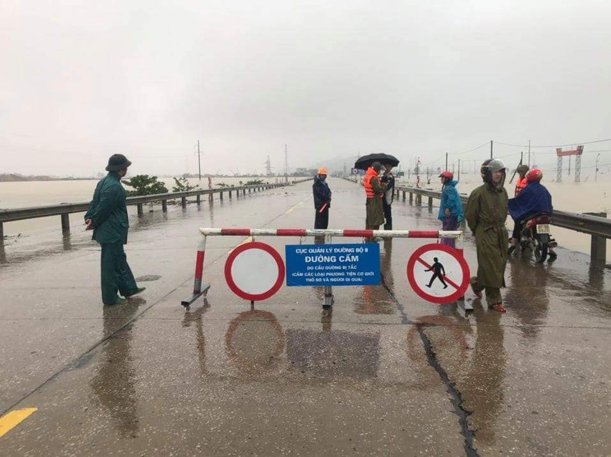 Quốc lộ 1A đoạn qua Hà Tĩnh ngập sâu, cấm tất cả phương tiện đi lại