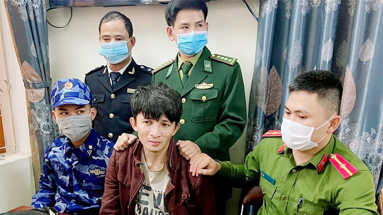 Đối tượng Vũ bị công an bắt giữ