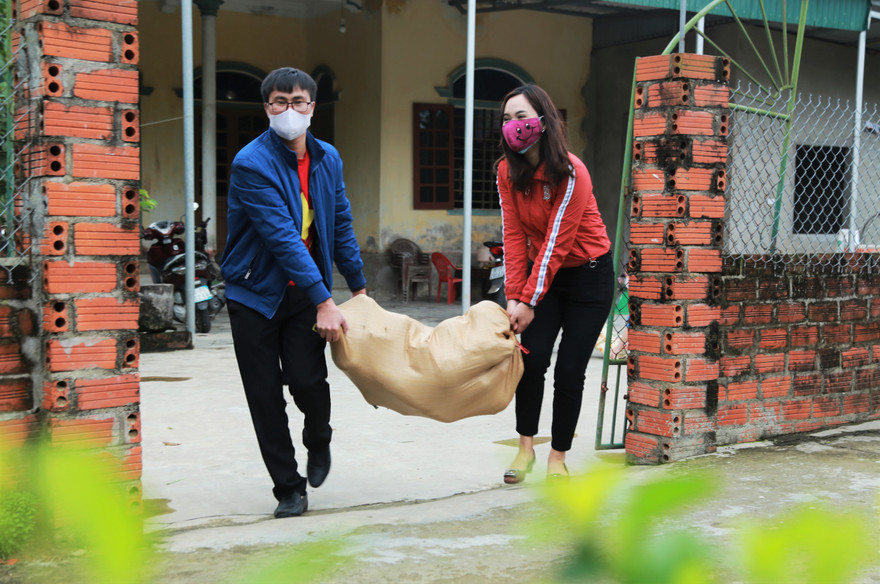 Giảng viên về thôn kêu gọi, thu gom rau tiếp tế nơi cách ly gần 1.000 người