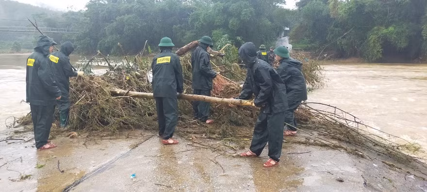 Chiến sỹ Bộ đội Biên phòng lội bùn non giúp dân dọn dẹp, thông đường sau lũ