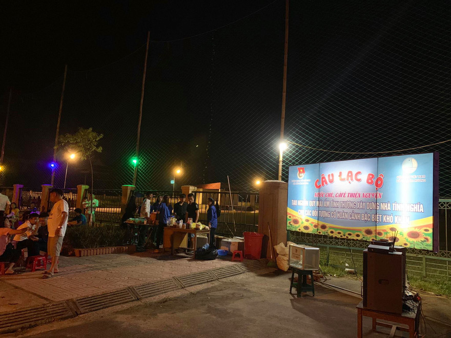 Đoàn thanh niên bán nước chè gây quỹ mái ấm