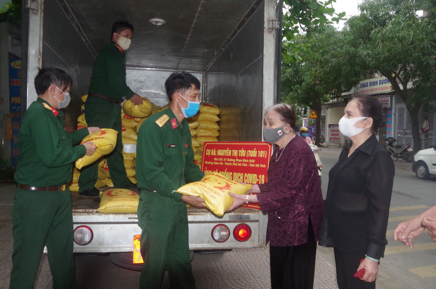 Cụ bà 101 tuổi dành tiền tiết kiệm mua 2 tấn gạo ủng hộ vùng cách ly