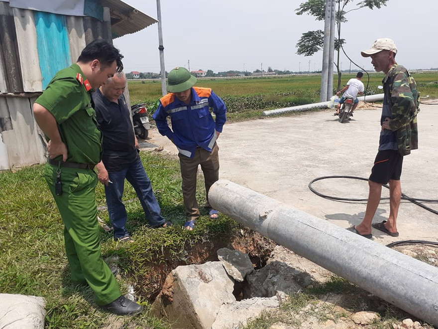 Cột điện đổ sập khi đang kéo đường dây khiến một người tử vong