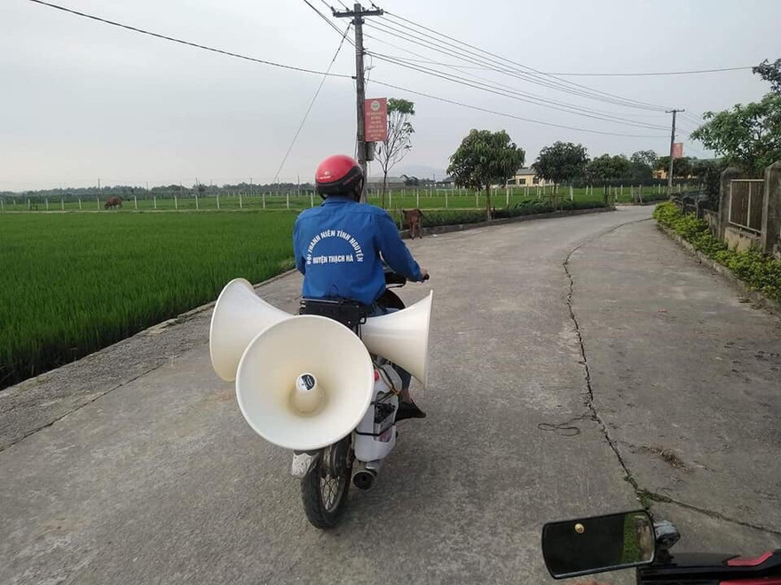 Thanh niên tình nguyện 'cõng loa' đến từng thôn xóm tuyên truyền phòng COVID-19