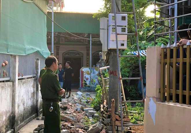 Trèo lên mái che sửa bóng đèn, cán bộ xã bị điện giật tử vong