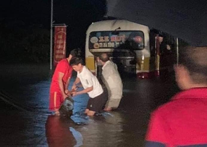 Giải cứu xe buýt chết máy giữa dòng nước xiết