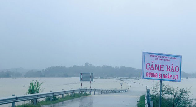 Nhiều tuyến đường ngập sâu, giao thông bị chia cắt ở Hà Tĩnh