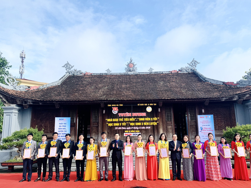 Tuyên dương giáo viên trẻ, sinh viên, học sinh tiêu biểu